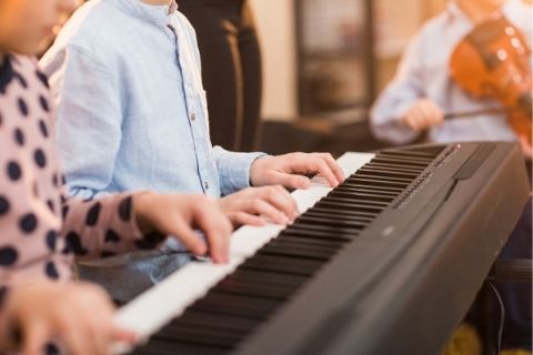 ピアノを習う子供